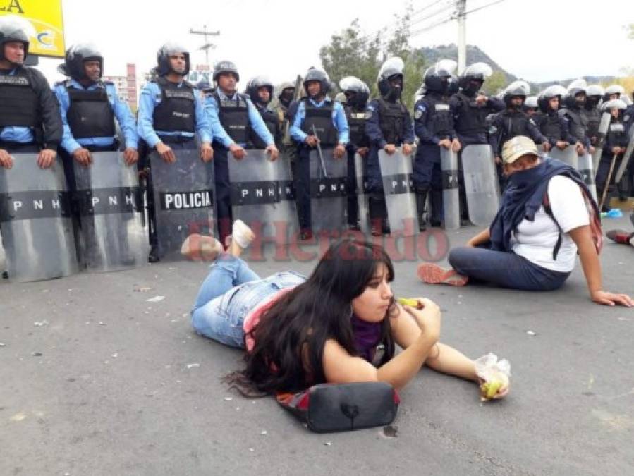 Así fue el desalojo de manifestantes de la Alianza de Oposición en el Barrio Morazán y puente La Isla