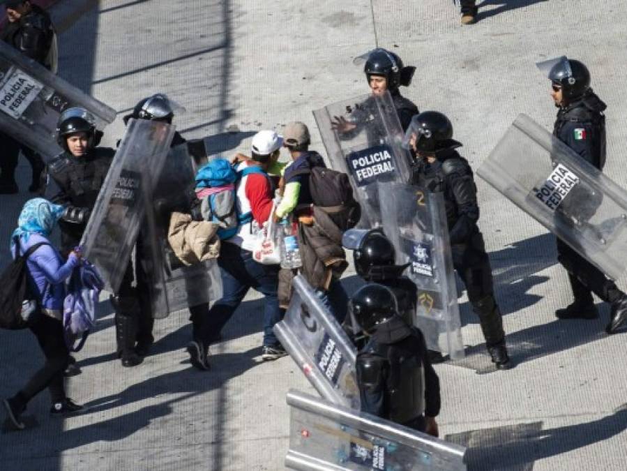 Fotos del momento en el que migrantes de la caravana saltaron valla fronteriza de Estados Unidos, pero fueron detenidos con gases lacrimógenos