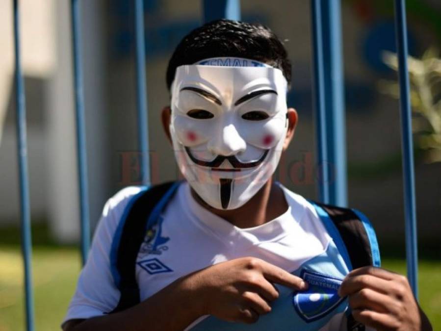 Guatemaltecos protestan y piden a la FIFA que les suspenda el castigo