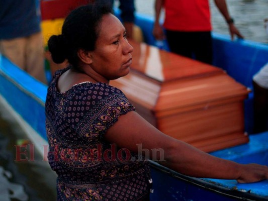 FOTOS: Los rostros de impotencia y dolor de familiares de víctimas del naufragio en La Mosquitia