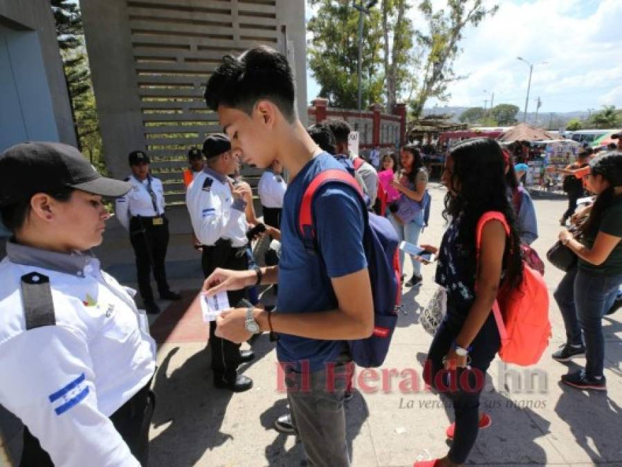 FOTOS: Estudiantes se las ingenian para ingresar a la UNAH con nueva medida de presentar carné