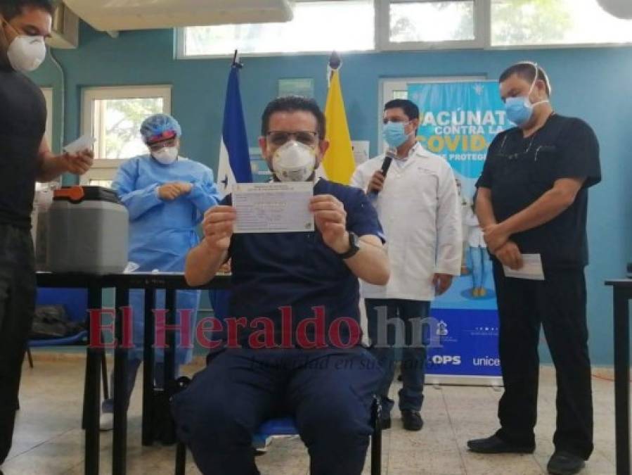 Los rostros del personal de salud que ya recibieron la primera dosis de vacuna contra covid-19 (FOTOS)