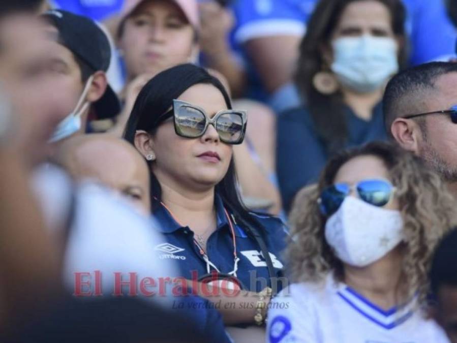 Bellezas hondureñas y salvadoreñas engalanan el estadio Cuscatlán (Fotos)