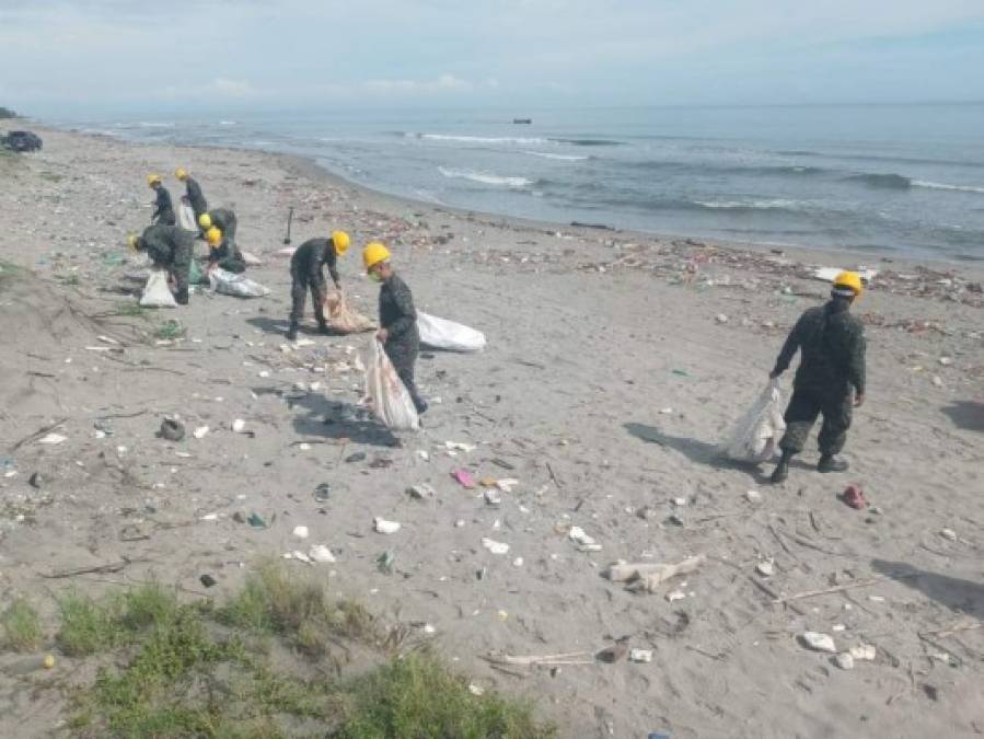 Ardua limpieza para retirar basura que contamina las playas de Omoa (FOTOS)