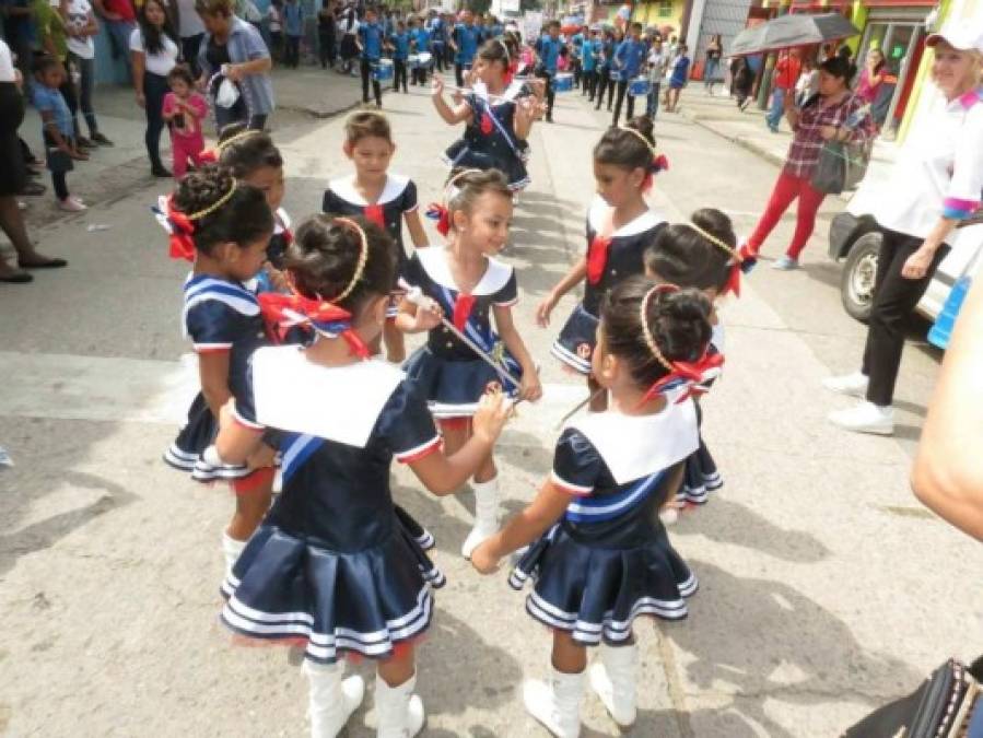 Colorido desfile de jardines escolares en Comayagua