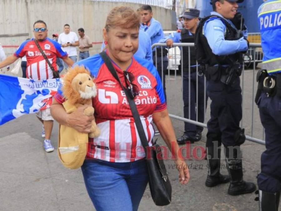 FOTOS: El ambientazo que reina previo al duelo Olimpia-Marathón