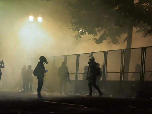 FOTOS: Manifestantes y policías se enfrentan nuevamente en Portland, EEUU