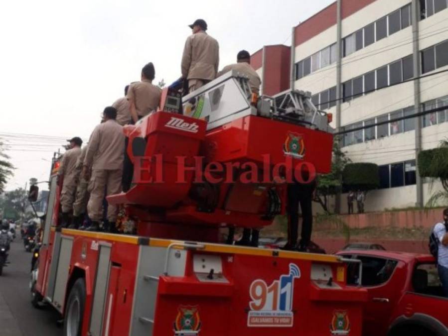Masiva caravana acompaña los restos de Josué Vargas, bombero fallecido en La Montañita
