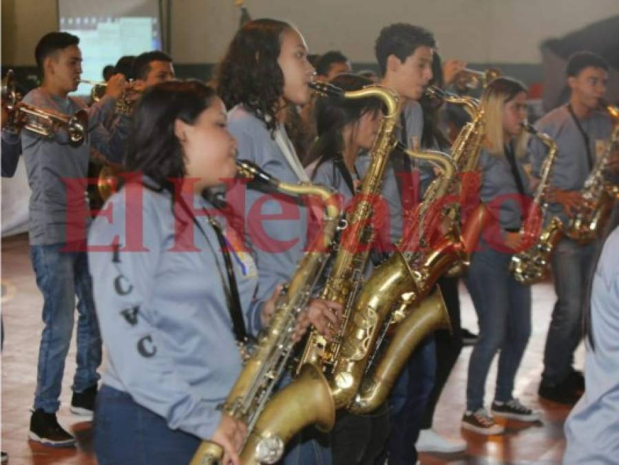 Con baile, música y hasta palillonas, así celebra el Instituto Central Vicente Cáceres su 140 aniversario