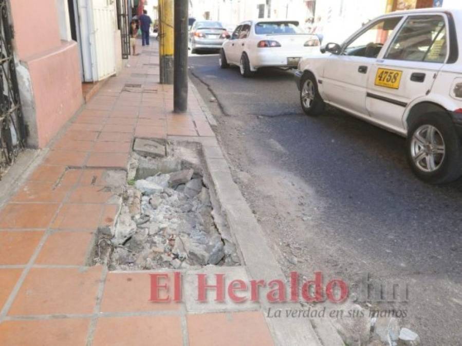 Baches, alcantarillas destapadas y calles colapsadas: riesgos en la capital