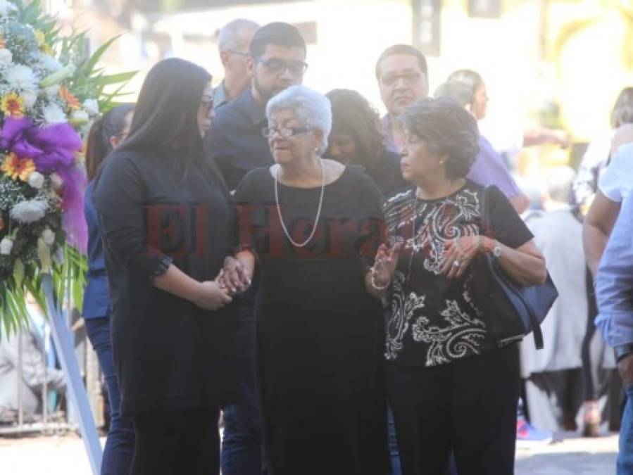 Entierran restos de la periodista hondureña Indira Murillo en el Cementerio General de la capital