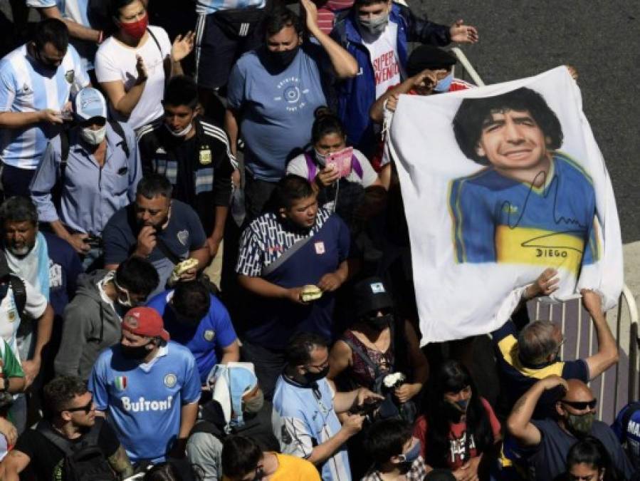 Impactantes imágenes del multitudinario adiós a Diego Maradona   