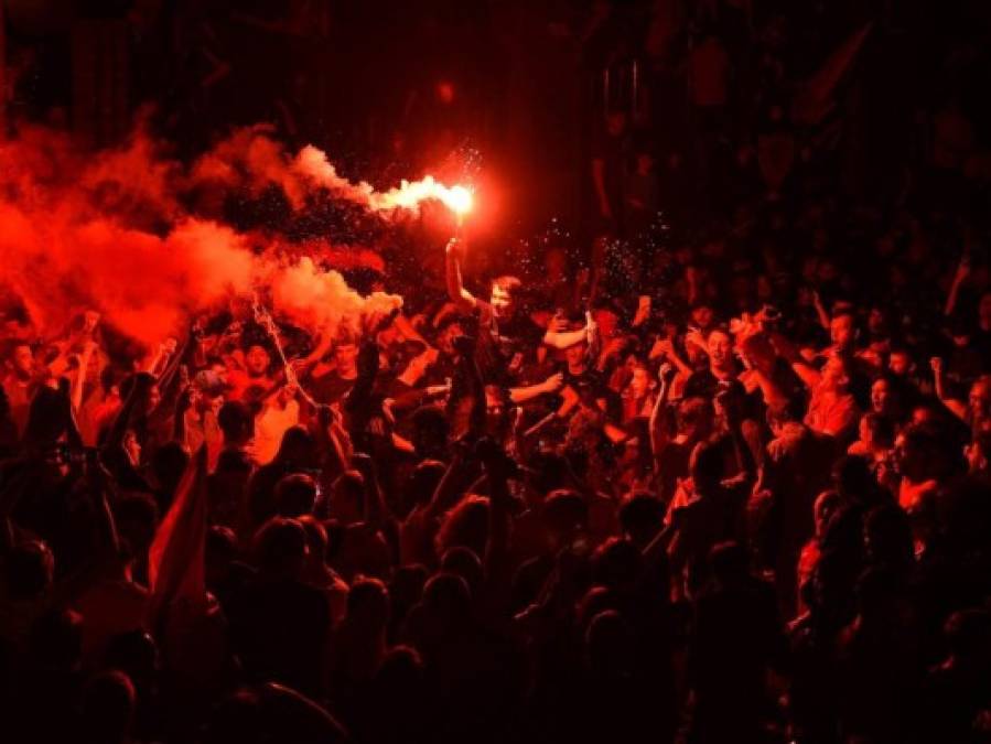 ¡Se les olvidó la pandemia! Miles celebran el título del Liverpool