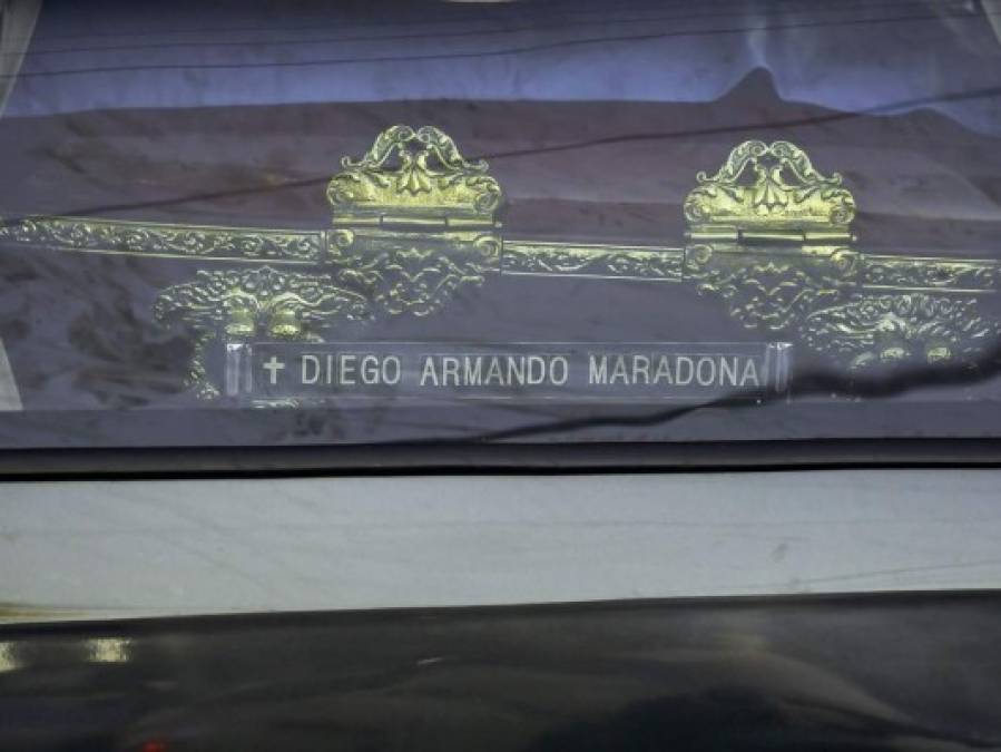 Al lado de sus padres, Maradona fue enterrado en una ceremonia privada