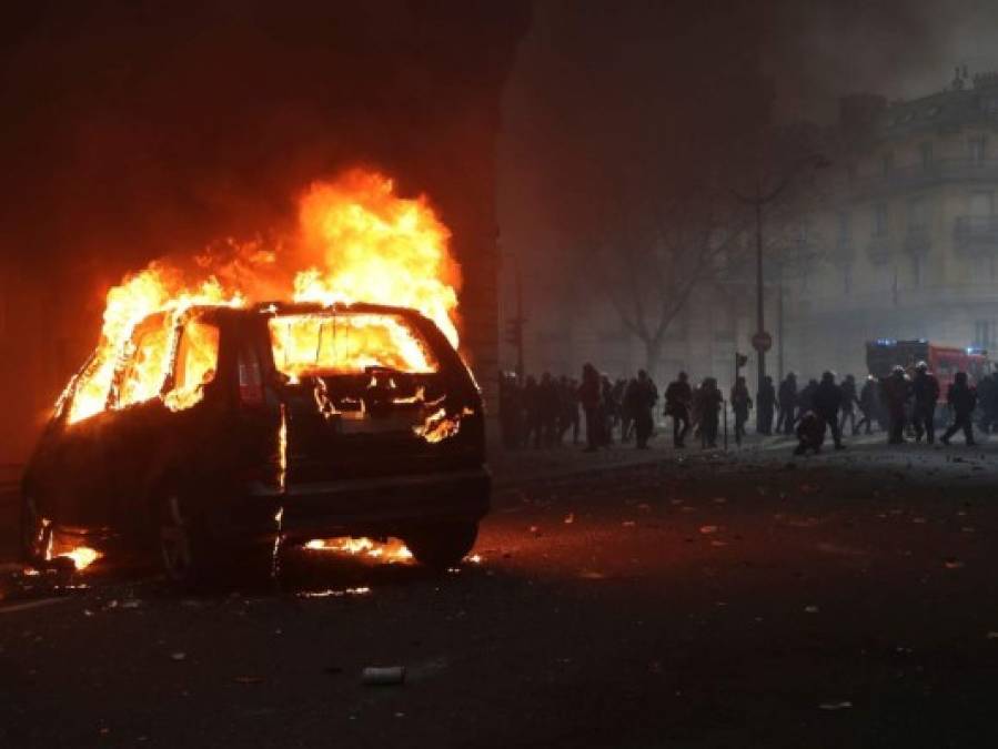 FOTOS: Caos y destrucción en París tras otro día de protestas de los chalecos amarillos