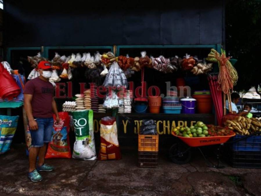 Comerciantes se reinventan para garantizar protección a sus clientes (FOTOS)