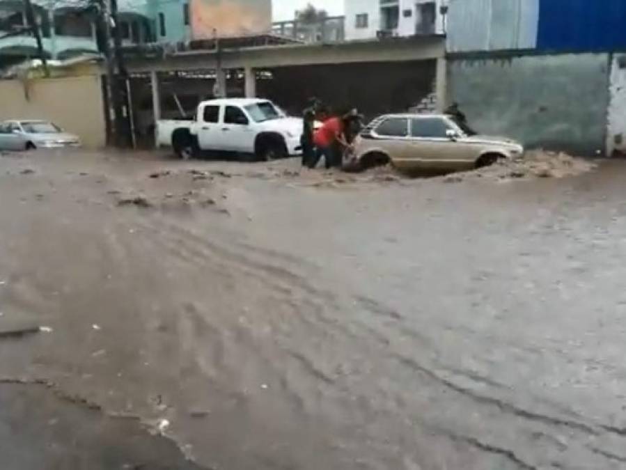 FOTOS: Lluvias dejan vehículos atrapados y convierten calles en ríos