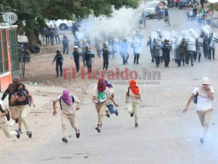 FOTOS: Las imágenes que han dejado los fuertes enfrentamientos entre estudiantes del Técnico Honduras y la Policía Nacional