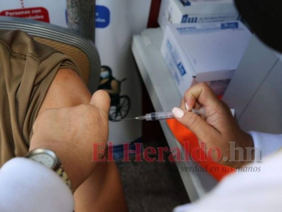 Así fue el inicio de la vacunación anticovid en mercados capitalinos (Fotos)