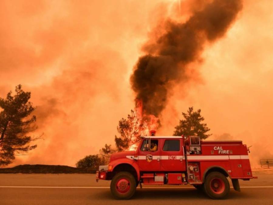 Las impactantes imágenes del voraz incendio forestal en California