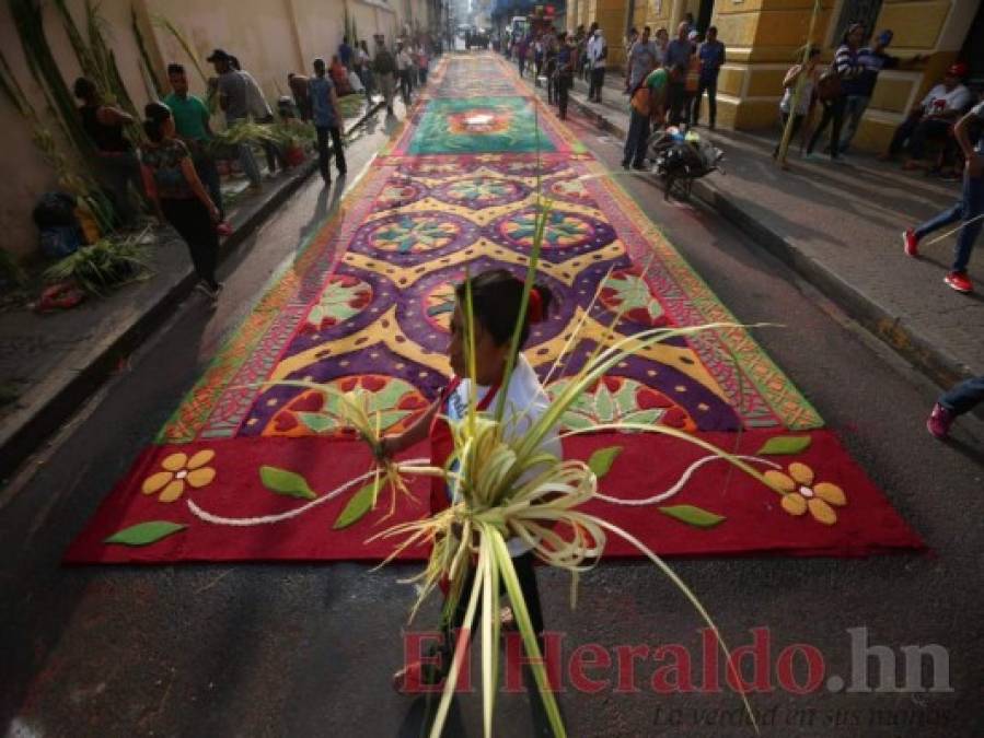 Feligreses católicos dan inicio a la procesión de Semana Santa