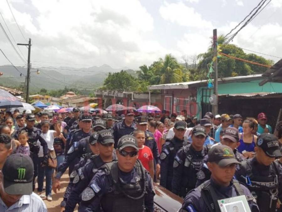 Así fue el entierro de Milton Flores Rivera, el policía que murió durante un enfrentamiento en Cuyamel, Olancho