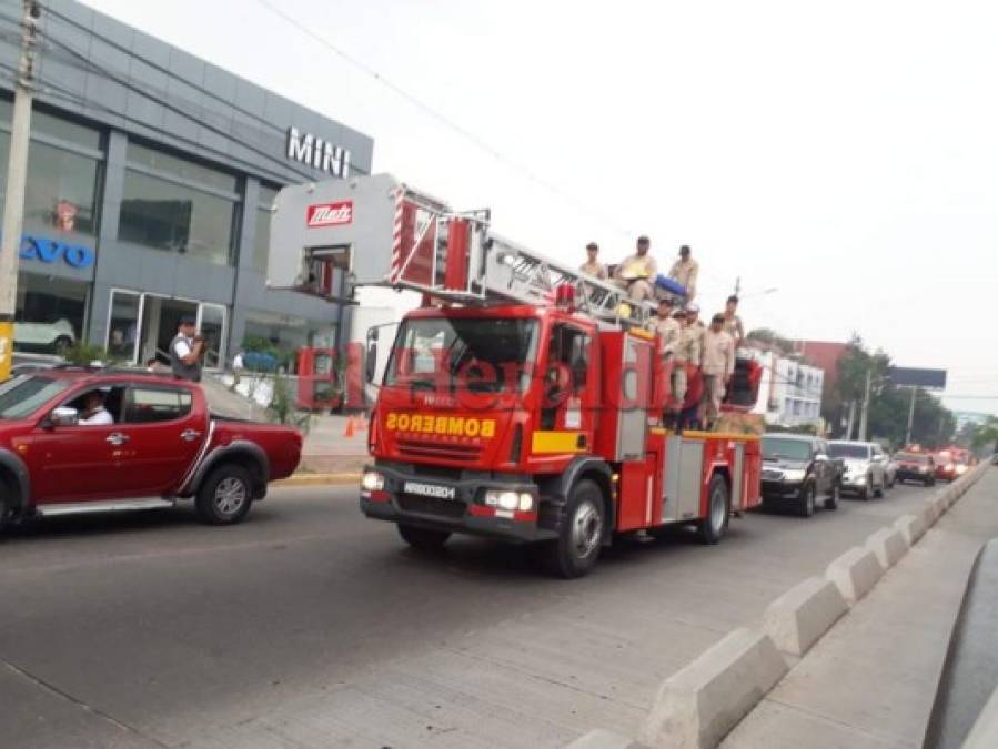 Masiva caravana acompaña los restos de Josué Vargas, bombero fallecido en La Montañita