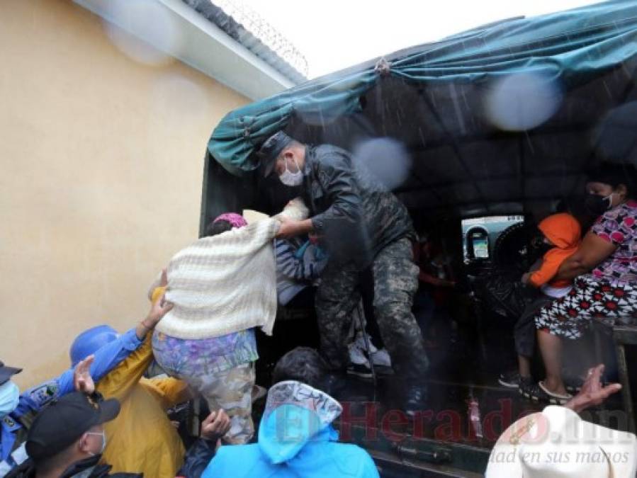 Una muerte y devastación deja la tormenta Iota a su llegada a Honduras (FOTOS)