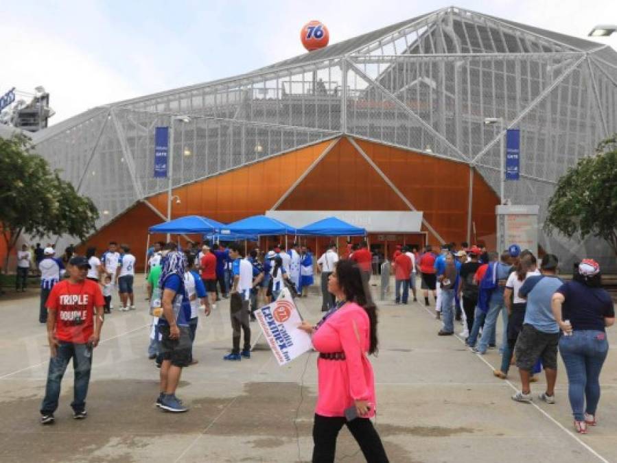 Hondureños desafían la tormenta eléctrica y empiezan a llegar al BBVA Compass Stadium