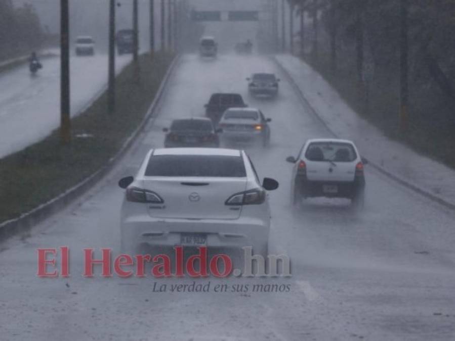 Imágenes de la fuerte lluvia que sorprendió este miércoles a los capitalinos