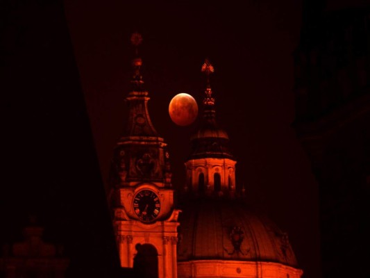 Las impresionantes imágenes que dejó el eclipse lunar