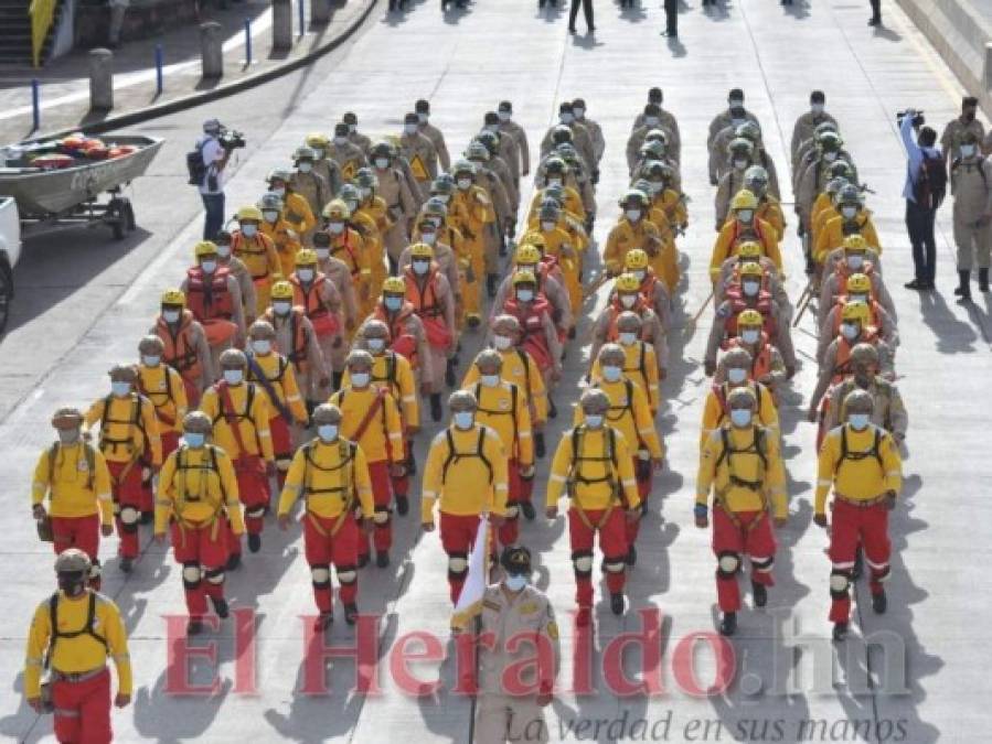 Por aire y tierra: con desfiles interinstitucionales rinden honor en el Bicentenario