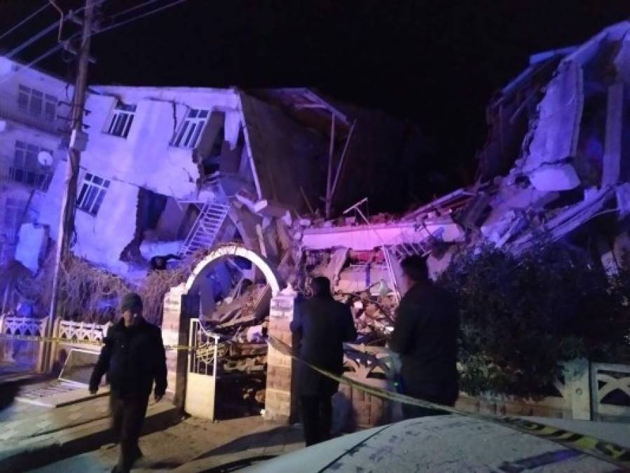 Las imágenes tras sismo de 6.8 grados que enluta a Turquía; cifra de muertos asciende a 14