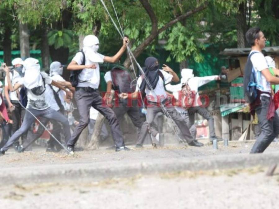 FOTOS: El enfrentamiento entre policías y estudiantes del Central en imágenes