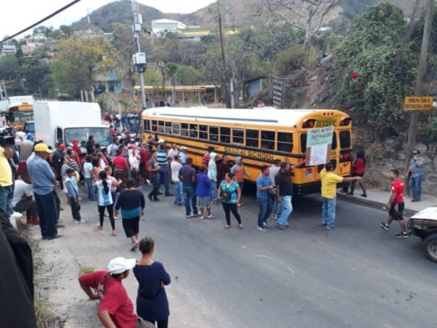 Imágenes del caos vial en la salida al sur ante la toma de calle de los pobladores de la aldea Yaguacire