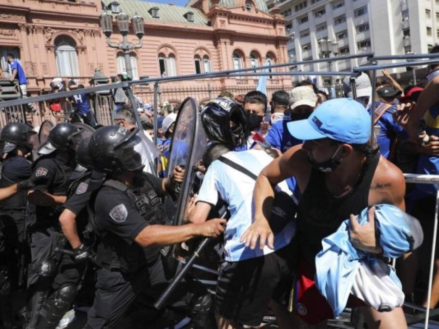 Desesperación de hinchas por decir adiós a Maradona provocó disturbios