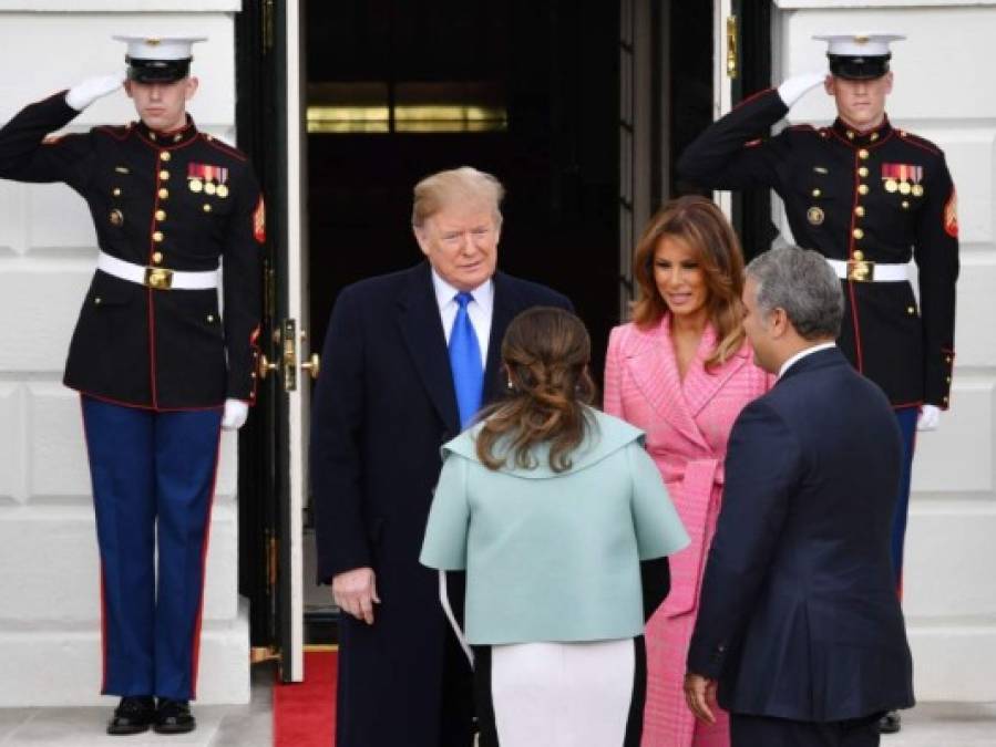 FOTOS: Melania Trump reaparece con un colorido abrigo tras varios días fuera de la vista pública