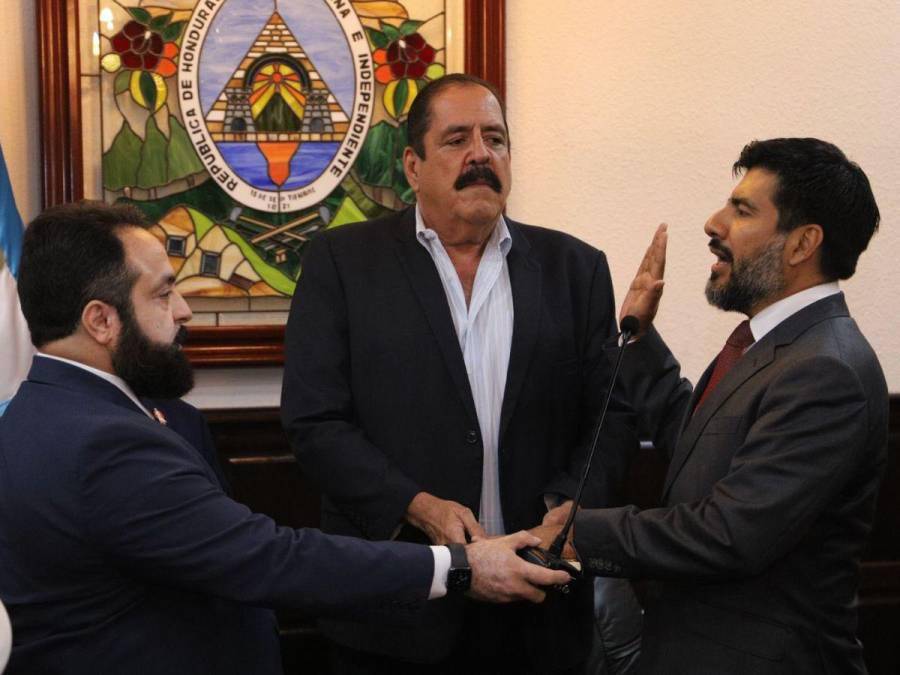 Johel Zelaya fue juramentado como fiscal general el 1 de noviembre por los diputados Luis Redondo y Carlos Zelaya.
