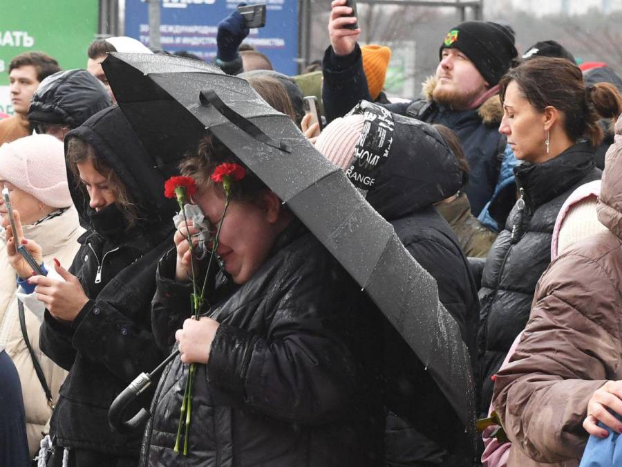 Desgarradoras imágenes del luto en Moscú por muertos en atentado; hay sospechosos capturados