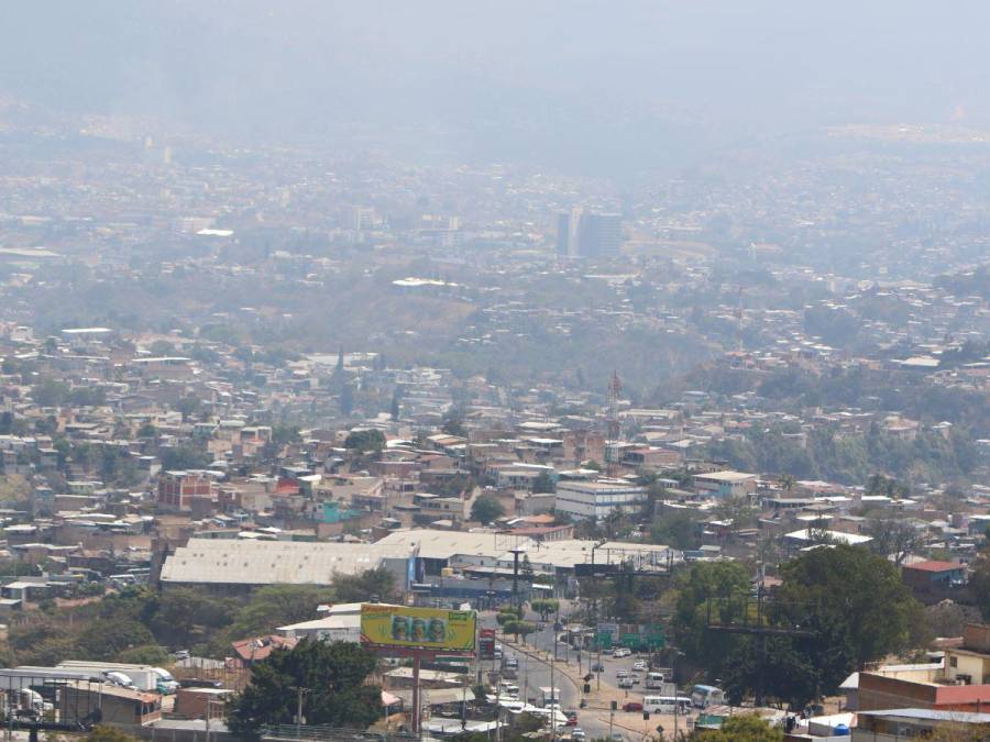 Humo y bruma de incendios forestales contaminan los cielos de la ciudad capital