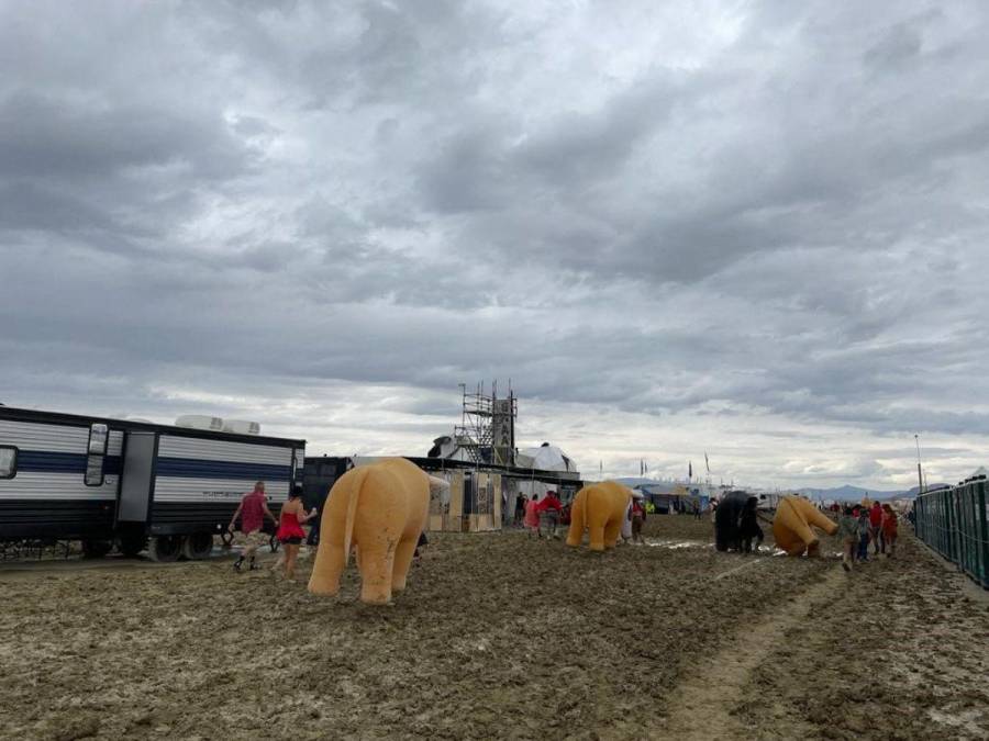 Una persona murió y miles quedaron atrapadas: el festival de Burning Man que se convirtió en un infierno