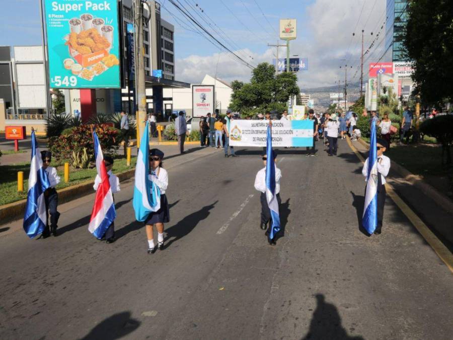 Alumnos de educación prebásica y básica derrochan patriotismo y ternura en las calles de la capital