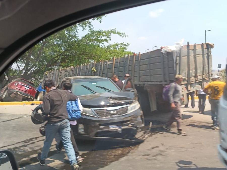 Carros dañados y postes caídos: imágenes del accidente de rastra en anillo periférico