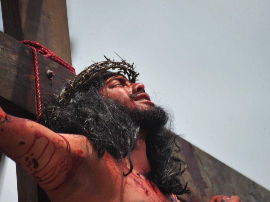 Impactante: La crucifixión de Jesús en el Vía Crucis de la iglesia El Calvario