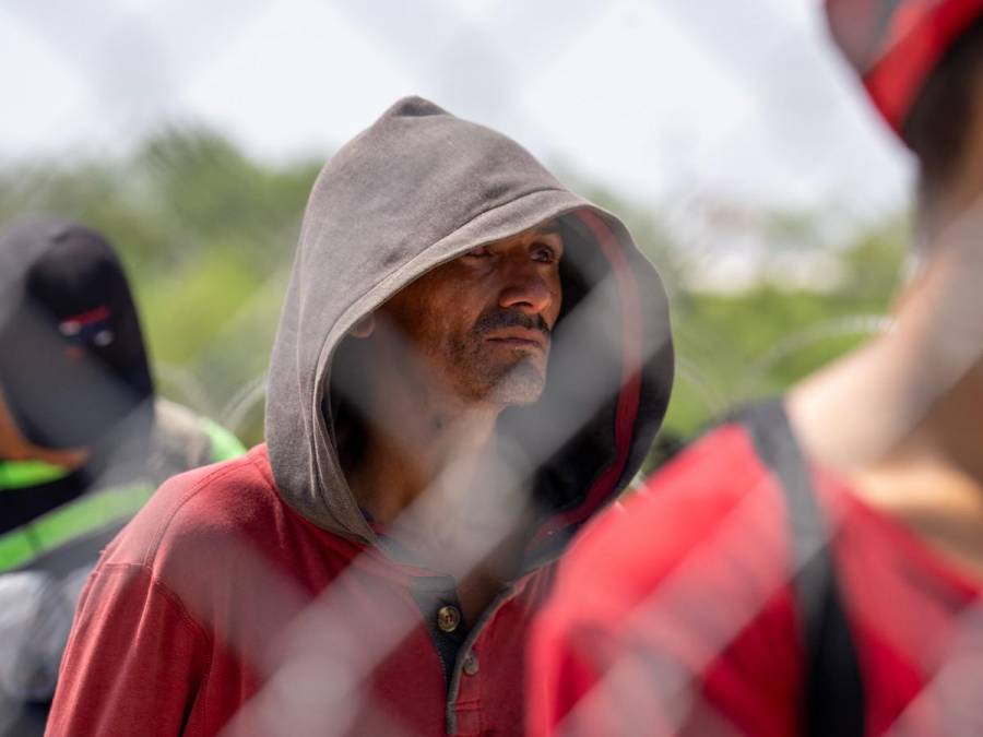 Migrantes desafían peligrosas barreras fronterizas en su camino a Estados Unidos