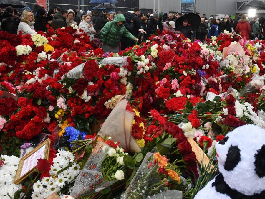 Desgarradoras imágenes del luto en Moscú por muertos en atentado; hay sospechosos capturados