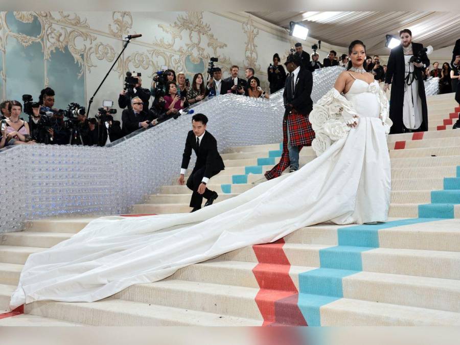 Rihanna, criticada por llegar tarde, lució espectacular en la Met Gala 2023