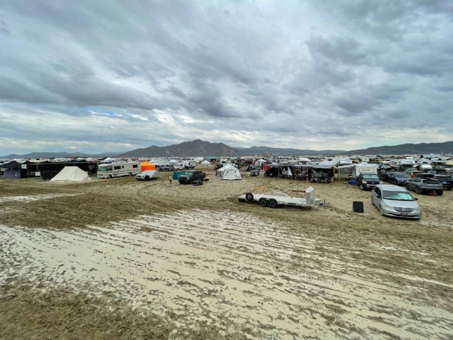 Una persona murió y miles quedaron atrapadas: el festival de Burning Man que se convirtió en un infierno