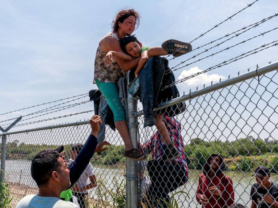 Migrantes desafían peligrosas barreras fronterizas en su camino a Estados Unidos