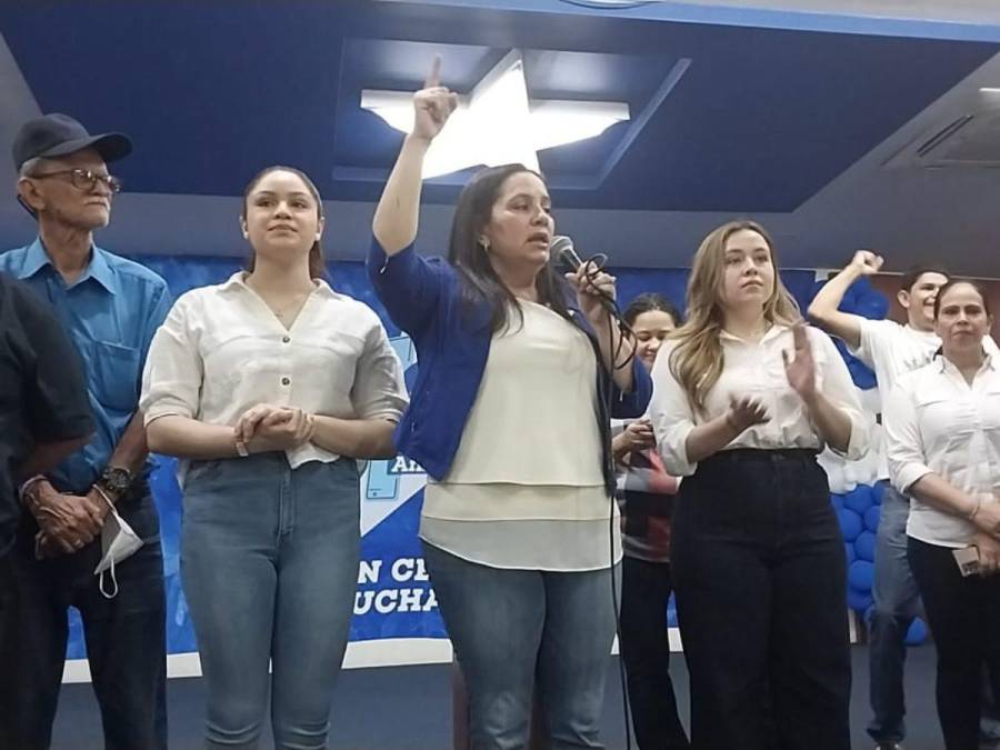 Sin presencia de líderes del Partido Nacional, Ana García presenta precandidatura